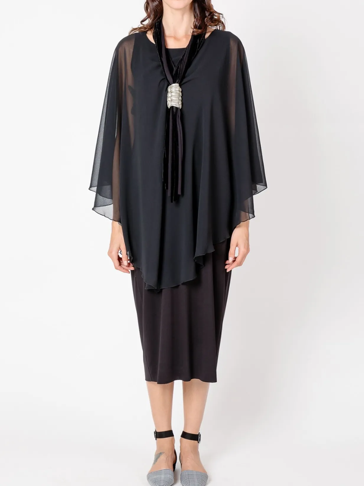 Abito doppio strato con poncho in chiffon