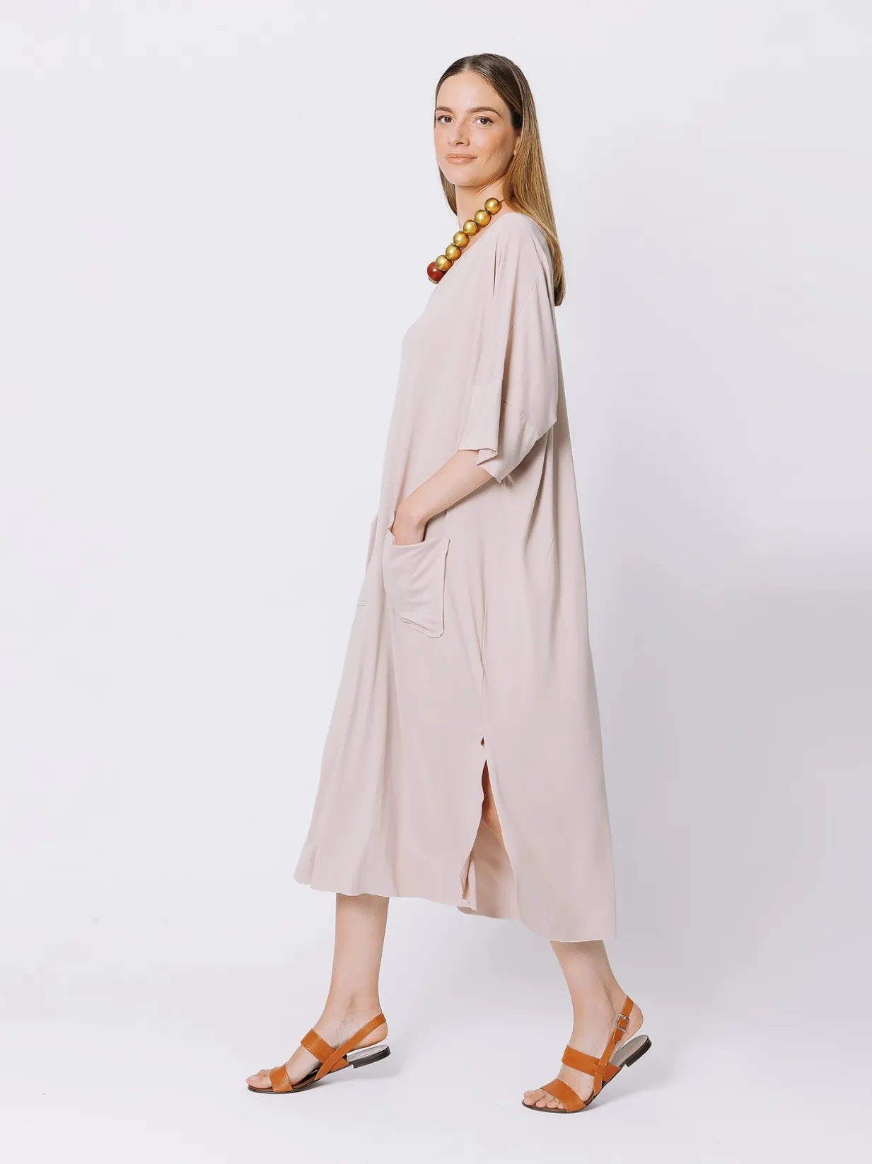 Abito over con inserti di chiffon