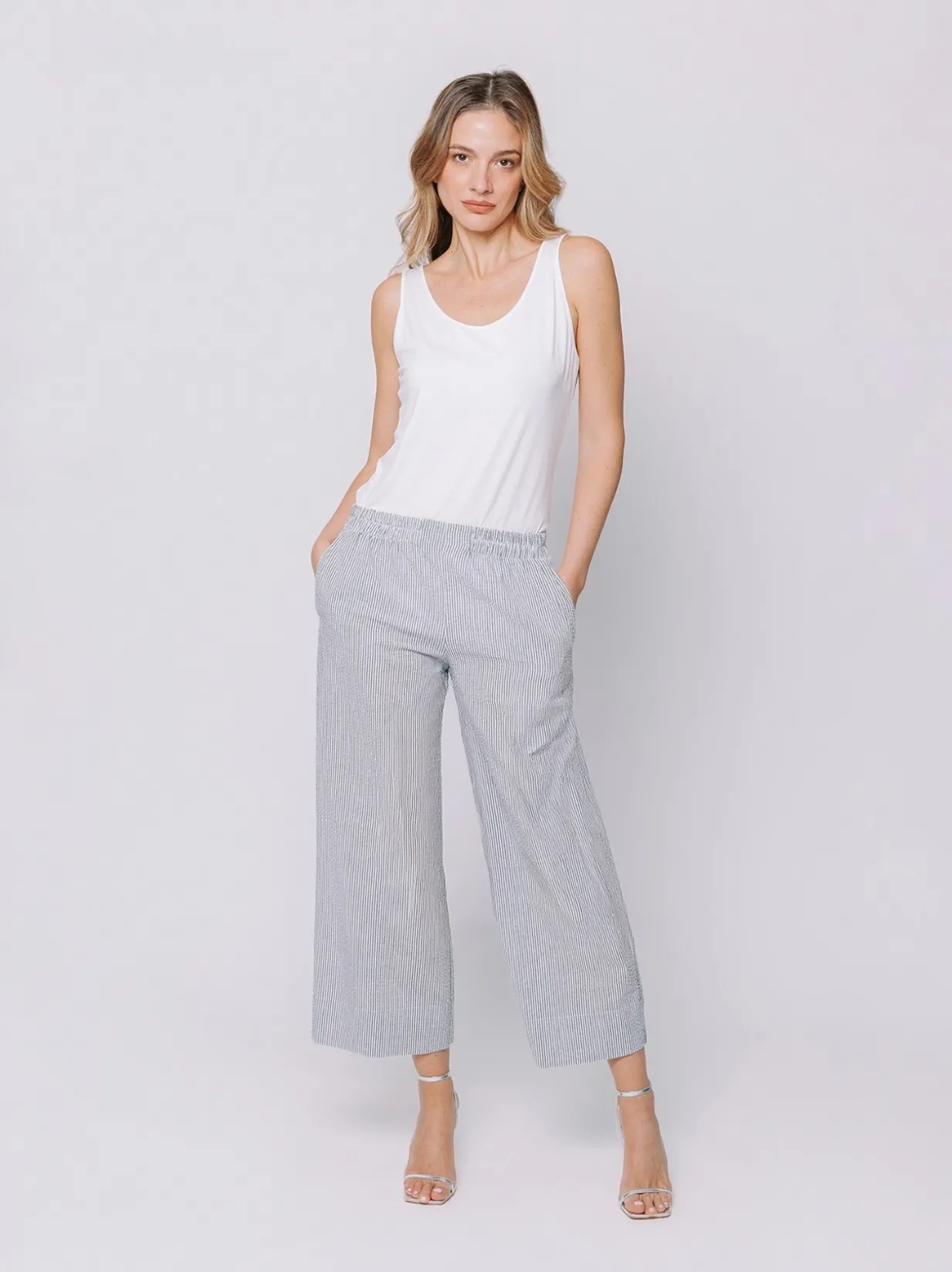 Pantalone ampio in seersucker a righe