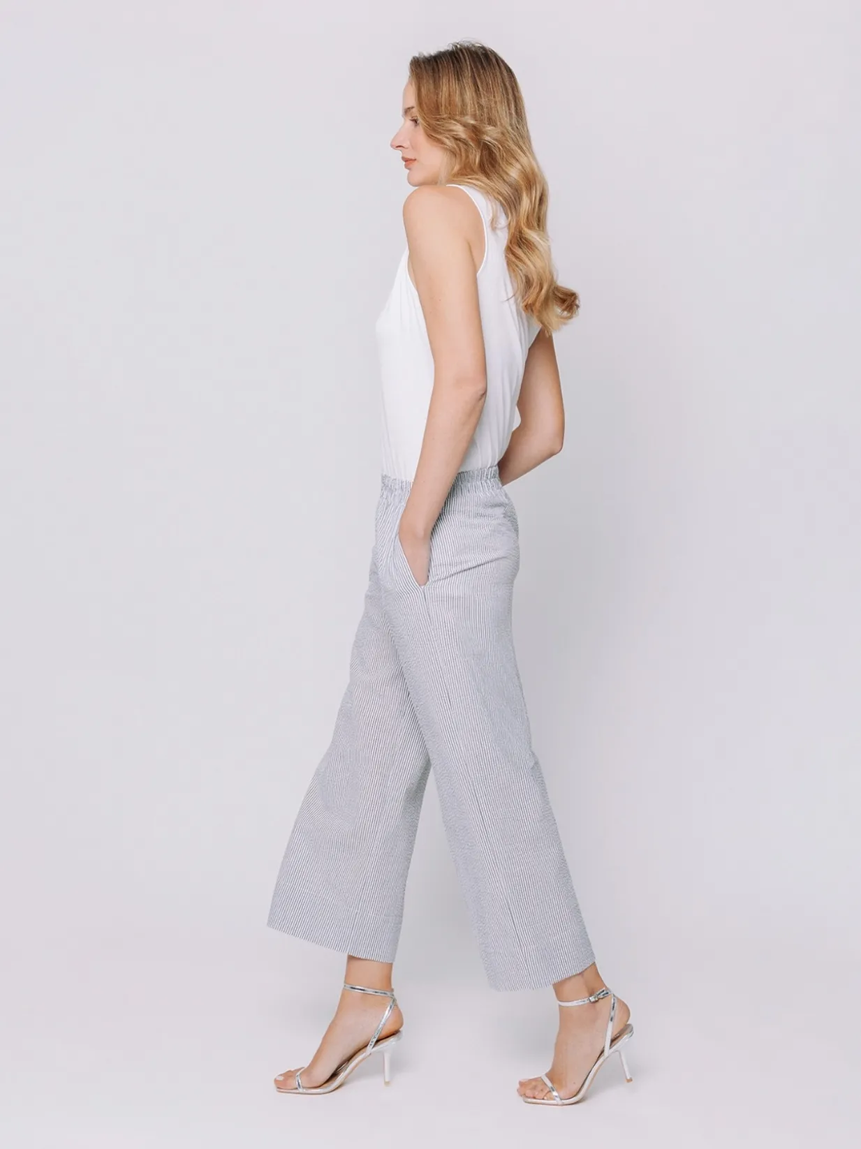 Pantalone ampio in seersucker a righe