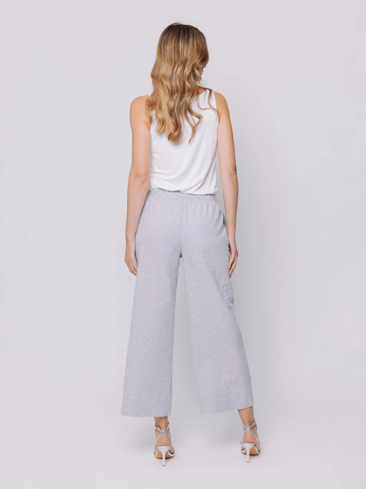 Pantalone ampio in seersucker a righe