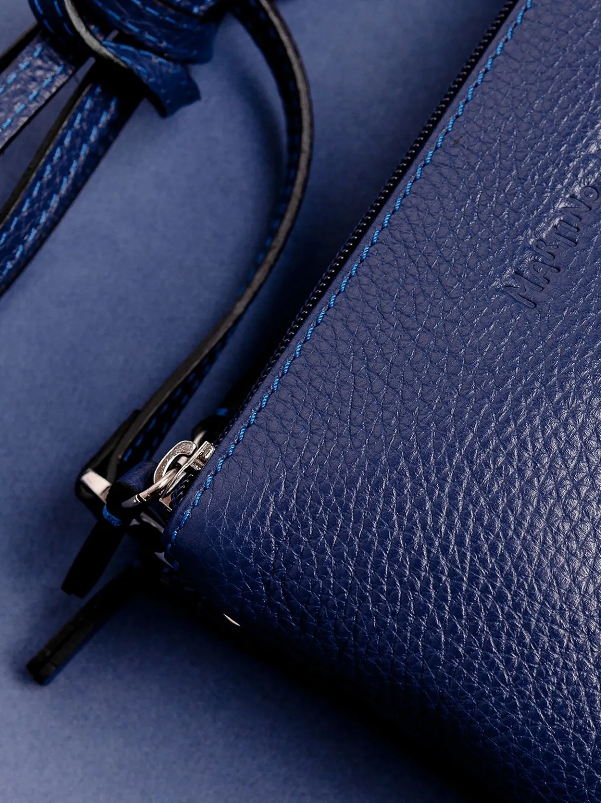 Tracolla in pelle con tre zip