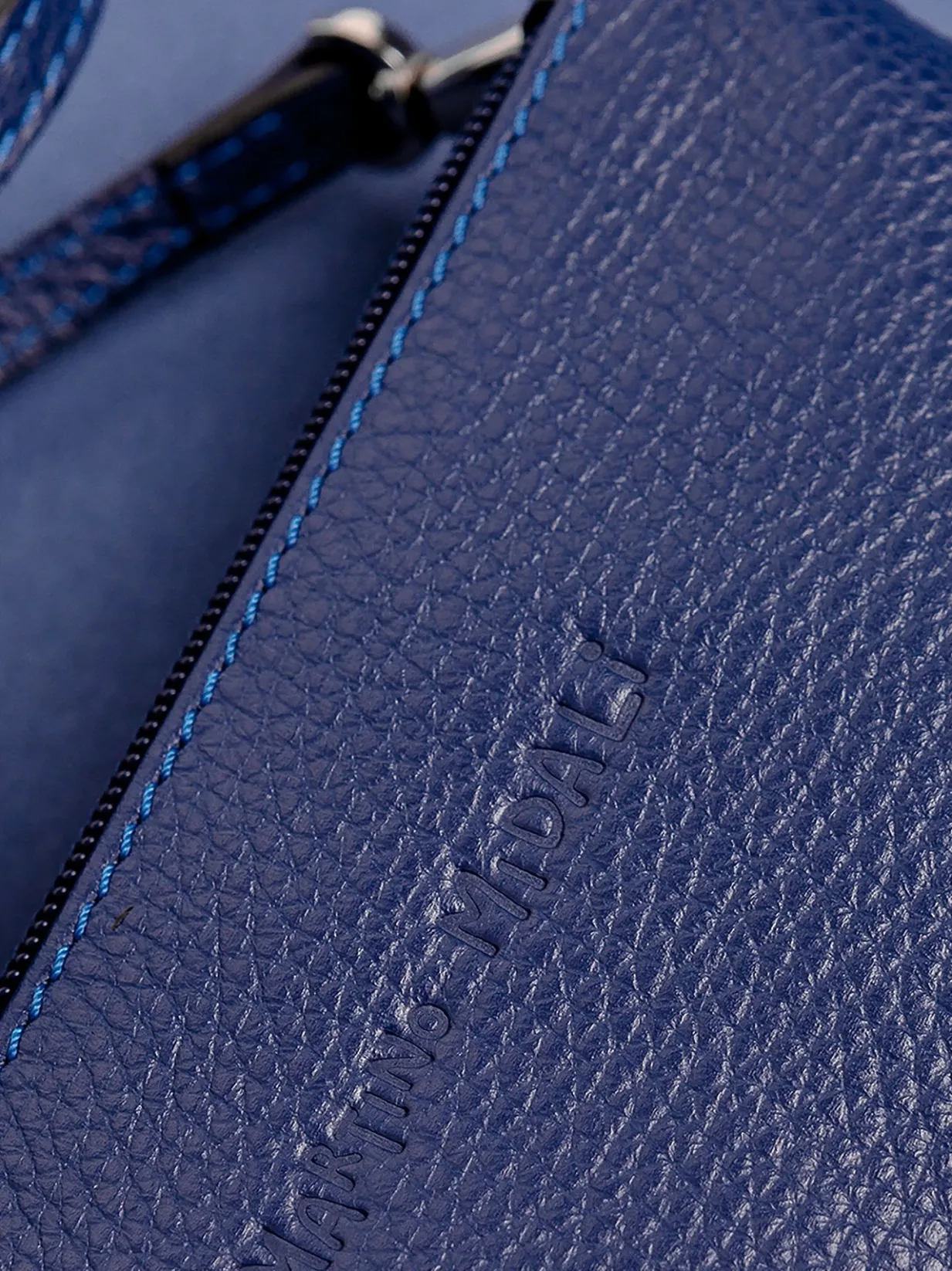 Tracolla in pelle con tre zip