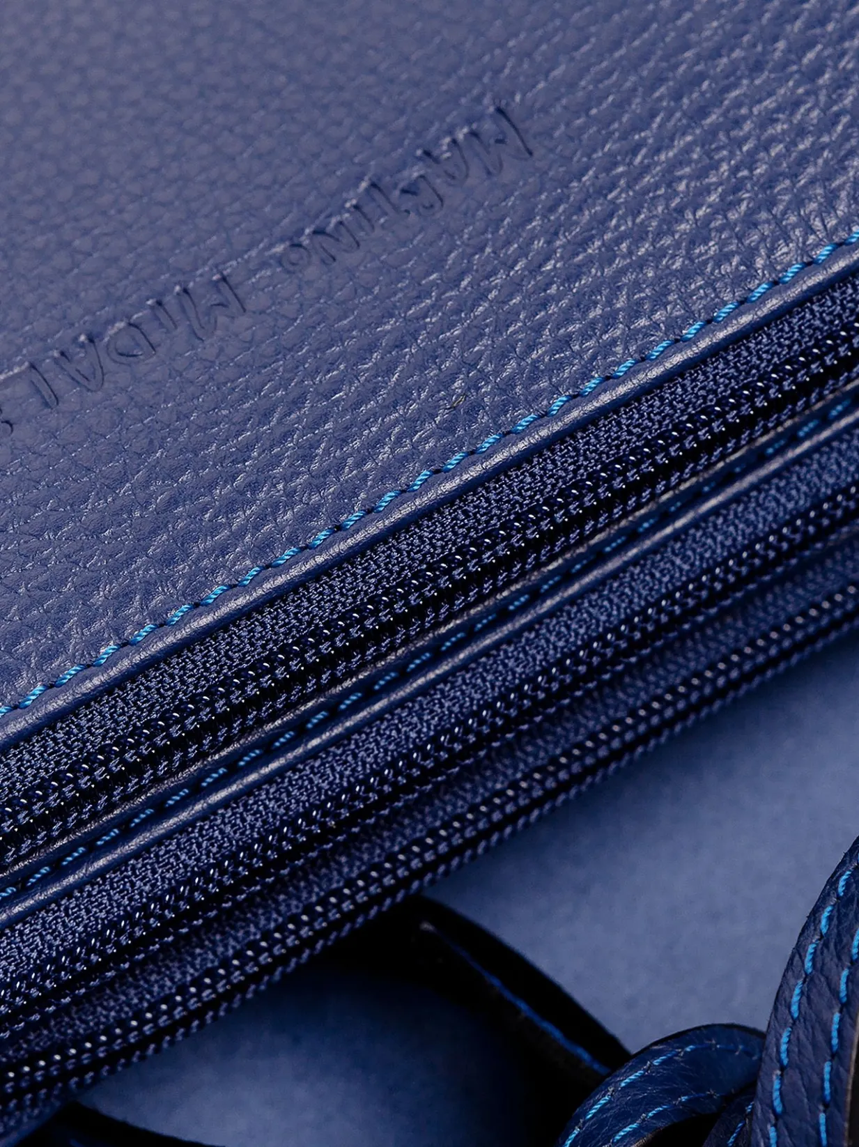 Tracolla in pelle con tre zip