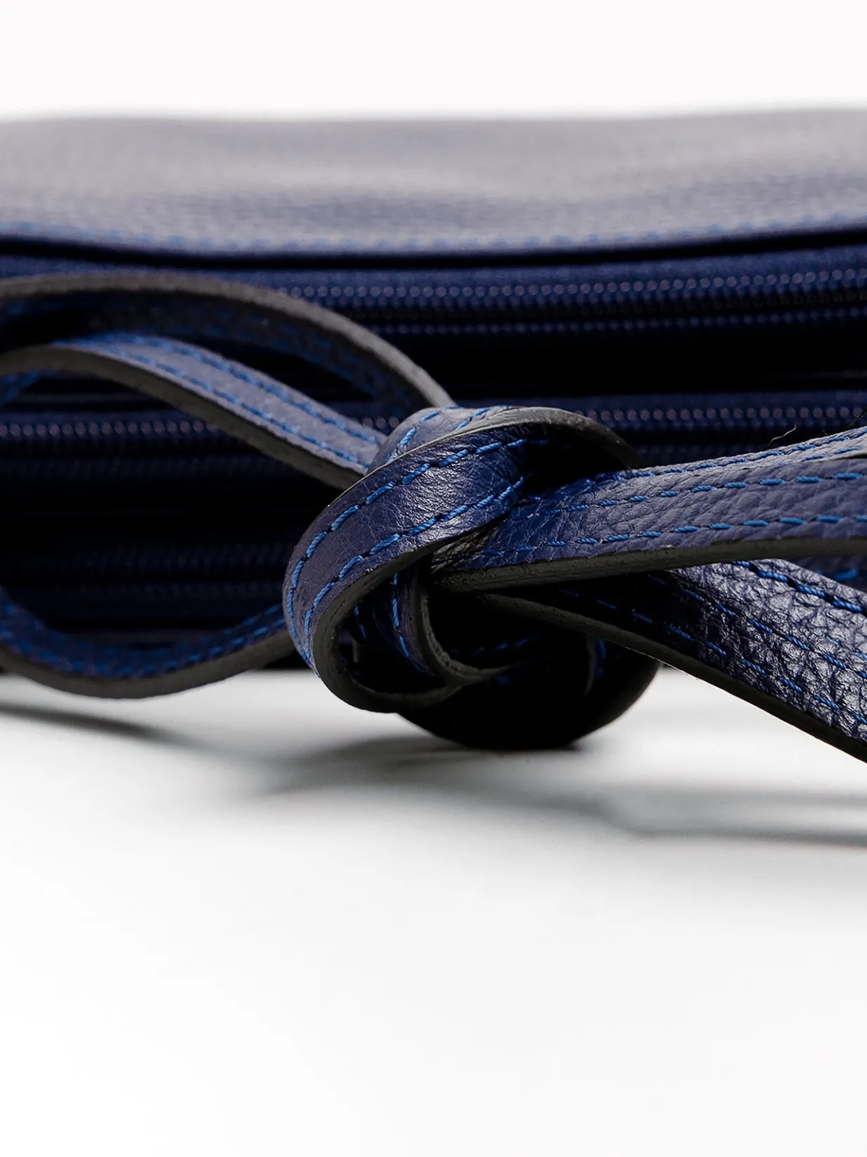 Tracolla in pelle con tre zip